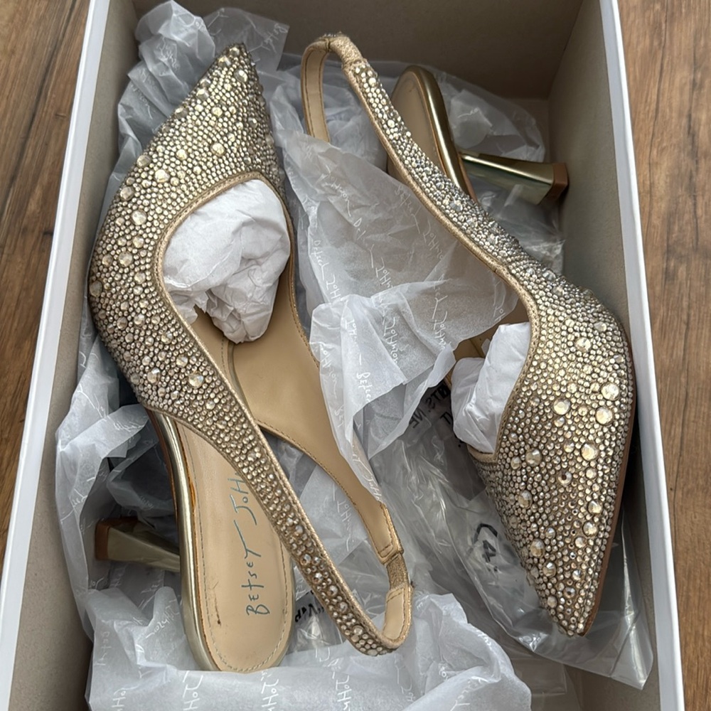 Betsy Johnson 5.5 LT Gold Kitten Heel